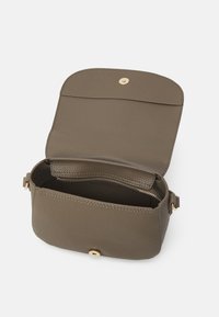 Khaki kožená taška přes tělo s texturovaným povrchem, zlatými doplňky, zipovou vnitřní kapsou a magnetickým uzávěrem.