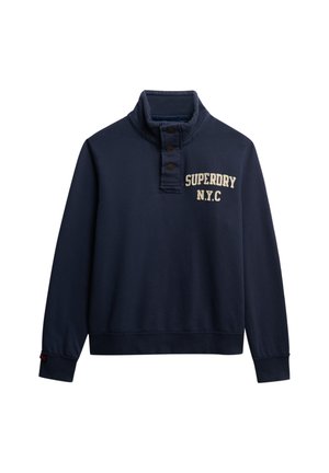 Granatowy swaeter z kołnierzem w formie lejka, trzema guzikami i napisem "SUPERDRY N.Y.C." w kremowym kolorze na klatce piersiowej. Miękka tkanina, długie rękawy.