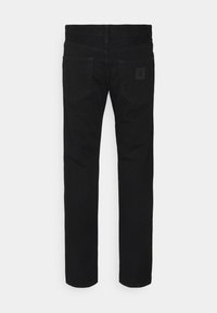 Pantalones de mezclilla negros con un diseño de pierna recta, que cuentan con dos bolsillos traseros y un pequeño parche con la marca en la cinturilla.