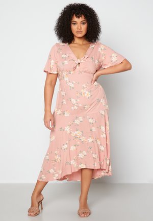 Roze bloemen midi-jurk met korte mouwen, sleufdetail bij de borst en een vloeiende zoom. De stof heeft een zachte textuur en een subtiele glans.