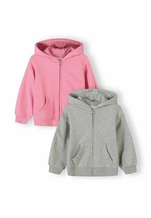 Dwie dziecięce bluzy z kapturem na zamek, jedna różowa, druga szara, ułożone płasko, z przednimi kieszeniami i ściągaczami przy rękawach.