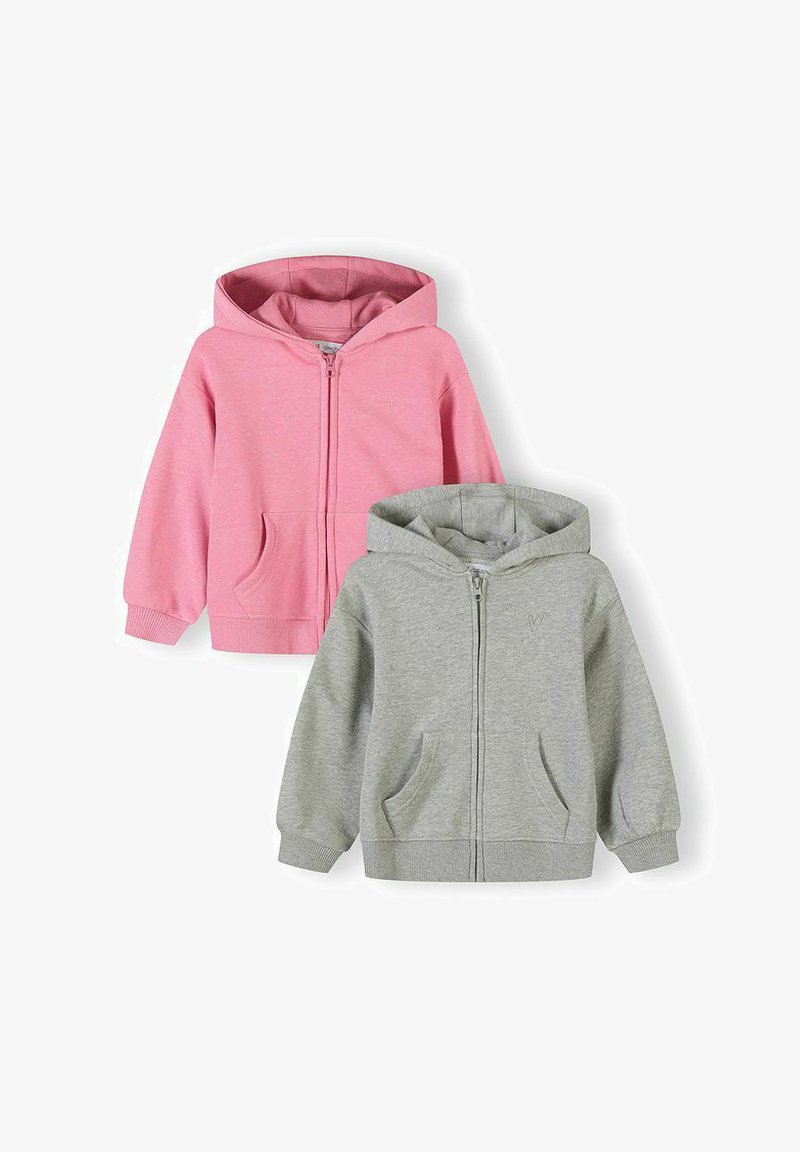 Deux sweats à capuche zippés pour enfants, un rose et un gris, posés à plat avec poches avant et poignets côtelés.