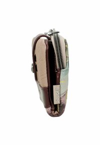 Cartera compacta de cuero beige con acentos burdeos. Presenta una superficie texturizada, cierre de cremallera y un patrón floral en el lateral.