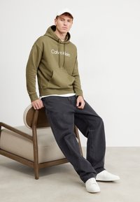 Calvin Klein HERO LOGO COMFORT HOODIE - Felpa - delta green