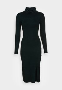 Robe en maille côtelée noire avec un col bénitier, des manches longues et une fente latérale. Le tissu a une texture lisse et une silhouette ajustée.