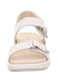 Weiße Sandalen mit zwei verstellbaren Riemen, weicher beiger Innensohle und leichter Gummisohle. Mit Metallbeschlägen und einer glatten Oberfläche.