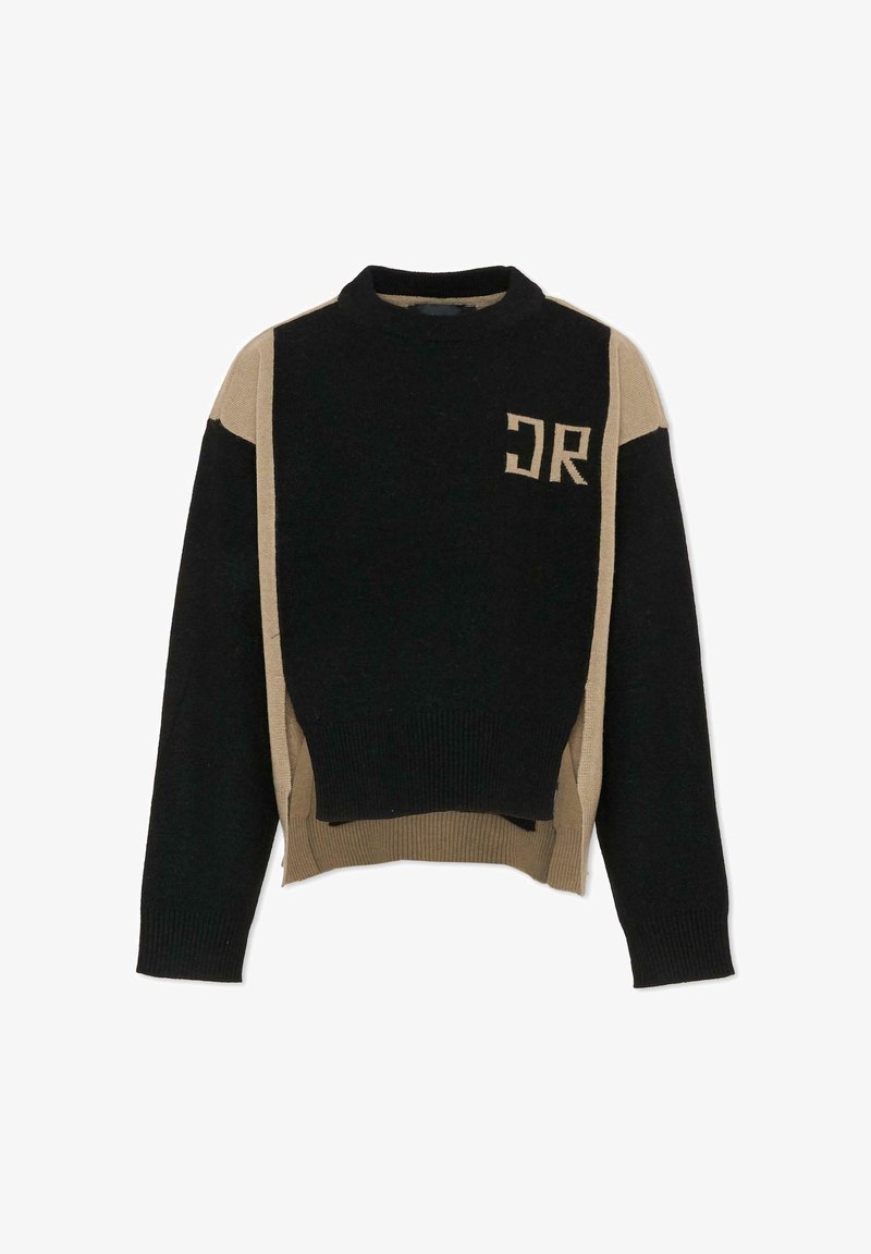 Pull en tricot noir et tan à col montant, avec une coupe ample, des poignets côtelés et un logo brodé distinctif "DR."