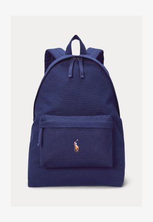 Rucsac albastru marin cu buzunar frontal cu fermoar, având un mic logo brodat cu jucător de polo, închidere dublă cu fermoar și bretele de umăr căptușite.