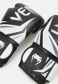 Venum VENUM CHALLENGER 3.0 BOXING GLOVES UNISEX - Gants de boxe - black/white
