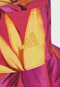Sombrero de cubo multicolor con un patrón floral en rosa, naranja y amarillo, fabricado con un tejido texturizado y un acento del logo de Adidas en amarillo.