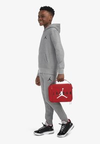 Jordan LUNCH TOTE UNISEX - Pietų dėžutė - gym red
