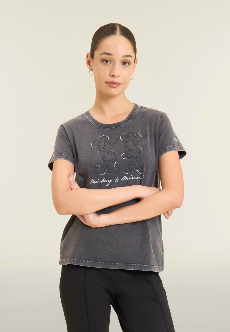 T-shirt in cotone grigio con scollatura rotonda, maniche corte e stampa grafica di Mickey e Minnie. Presenta bordi sfilacciati e una vestibilità rilassata.
