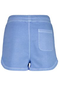 Shorts en coton bleu clair avec une taille élastique, un ourlet arrondi et une unique poche arrière. Texture lisse et design décontracté.
