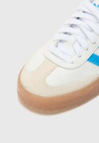 adidas Originals SAMBAE UNISEX  - Sportbačiai - ftwr white/bright blue/gold met.