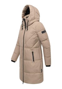 Beige pufferjakke med hætte, der har lynlås foran, elastiske manchetter og diagonalt quiltet design. Inkluderer et logopatch og en lynlåslomme.