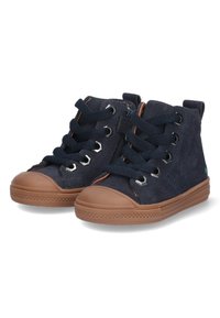 Marineblauwe suède hoge sneakers met bruine rubberen zolen, ronde neuzen, metalen oogjes, vetersluiting en een zijritsdetail.