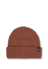 Bruine gebreide beanie van structuurgarens met een opgerolde rand. Heeft een klein zwart label met een logo aan de zijkant.