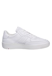 Sneaker bianco in pelle con design perforato sui lati, punta arrotondata e suola in gomma testurizzata. I lacci sono bianchi; interno foderato con materiale morbido.