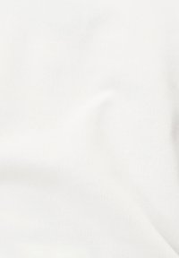 Tissu blanc avec une texture tissée subtile et des plis doux, montrant un motif de tricot fin et des plis délicats.