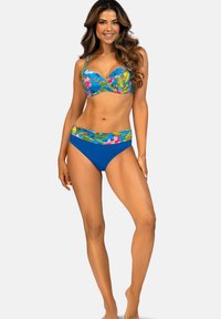 Niebieski bikini z górą w kwiatowy wzór z fiszbinami i wysokim, gładkim, niebieskim dołem. Gładka faktura, żywe kolory.