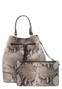 Slangeskindsprint læder håndtaske med snorelukning og matchende lynlåspung i neutrale brune og beige nuancer.
