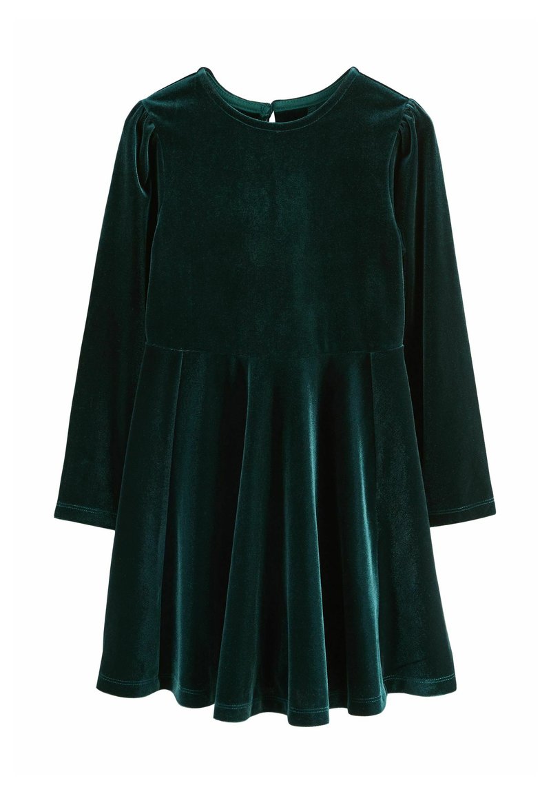 Mørkegrøn fløjls kjole med lange ærmer, rund halsudskæring, rynket skørt og let puffede skuldre, vist fladt på hvid baggrund.