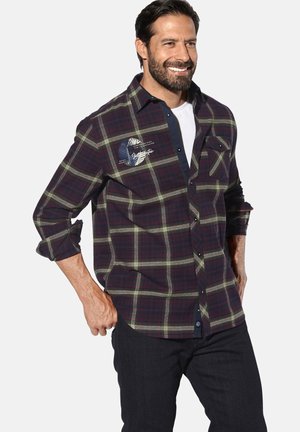 Herrenhemd mit kariertem Muster in dunklem Burgunderrot und Grün, mit Knopfleiste, Brusttasche mit blauen Stoffakzenten und aufgerollten Ärmeln.