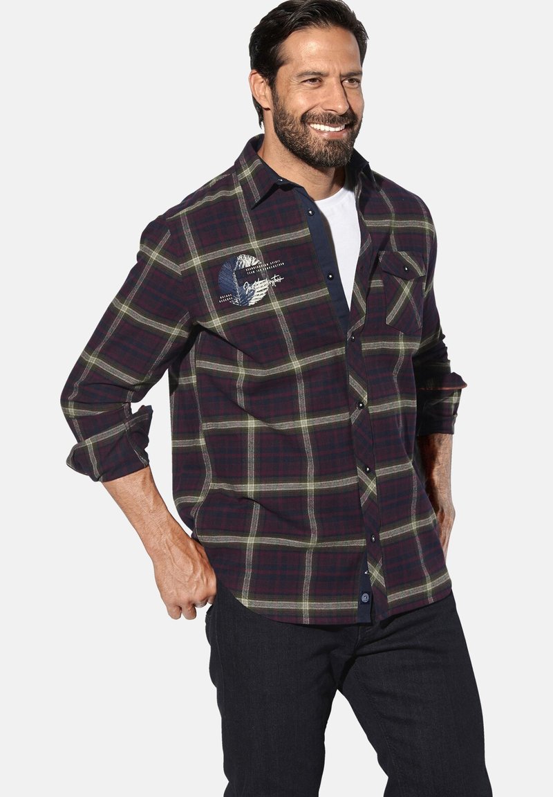 Herrenhemd mit kariertem Muster in dunklem Burgunderrot und Grün, mit Knopfleiste, Brusttasche mit blauen Stoffakzenten und aufgerollten Ärmeln.