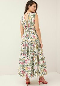 Next SLEEVELESS V-NECK BELTED - REGULAR FIT - Maksikleit - ecru multi paisley print