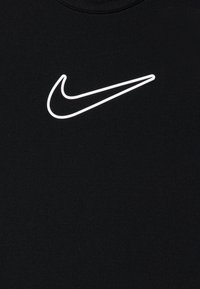 Camisola atlética preta com o logótipo branco da Nike. O tecido parece suave, com um decote redondo e mangas curtas.