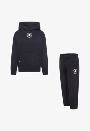 Czarna bluza z kapturem z kieszenią kangurką i logo, w komplecie z dopasowanymi czarnymi dresami z logo na lewym udzie. Materiał mieszanka bawełny.