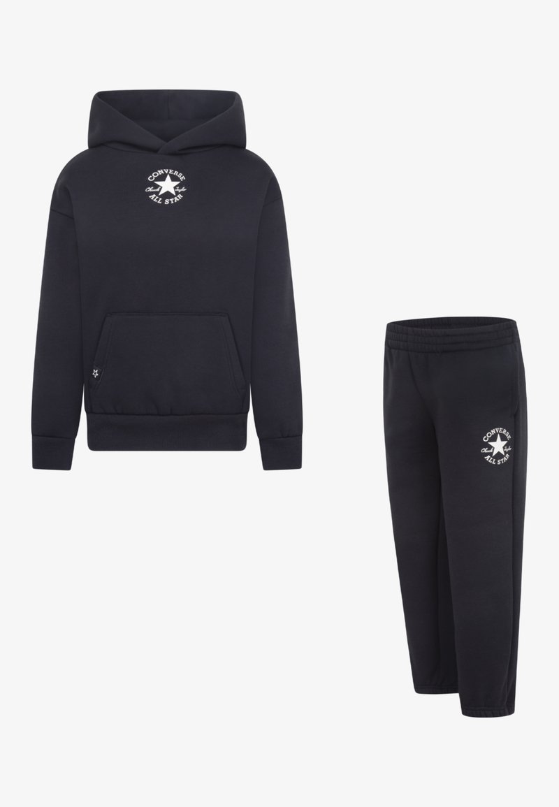 Zwarte hoodie met kangoeroezak en logo, gecombineerd met bijpassende zwarte joggingbroek met logo op de linker bovenbeen. Katoenmix stof.