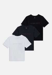 Tre kortermede t-skjorter i hvit, mørk marineblå og svart, med "JACK & JONES" logo i kontrastfarger på forsiden.