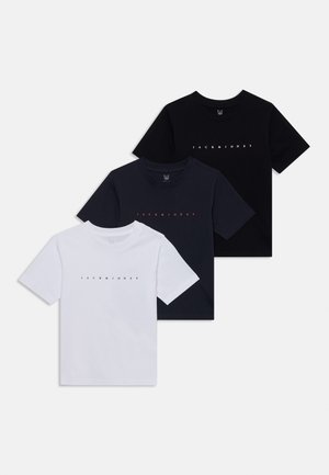 Drie kortemouw t-shirts in wit, donker marineblauw en zwart, met het "JACK & JONES" logo in contrasterende kleuren op de voorkant.