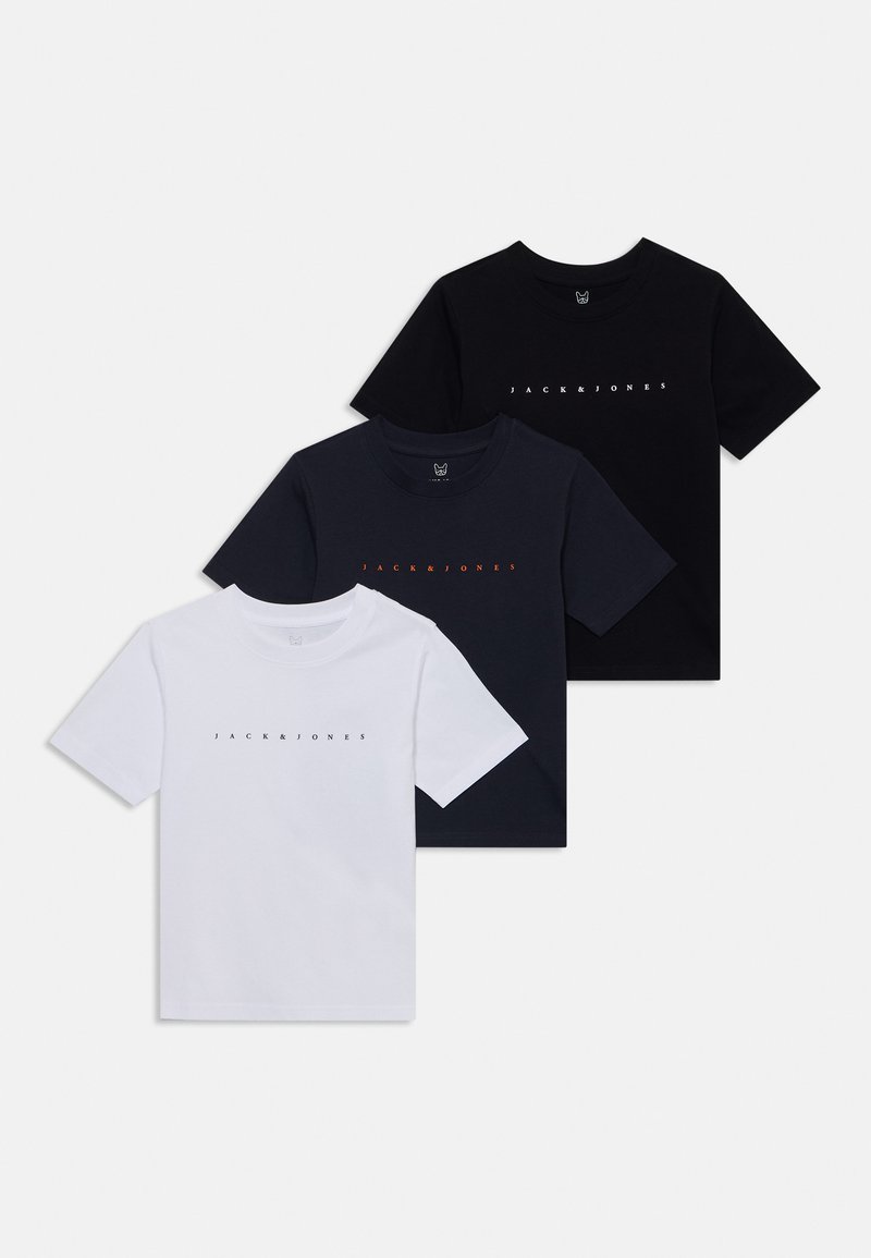 Tre kortermede t-skjorter i hvit, mørk marineblå og svart, med "JACK & JONES" logo i kontrastfarger på forsiden.