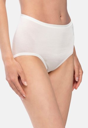 Weiße Baumwoll-Slips mit hoher Taille, glatter Textur, elastischem Bund und kontrastierenden Stichdetails. Einfaches, minimalistisches Design.