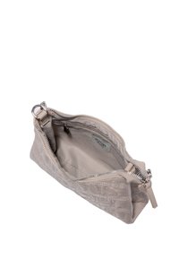 Bežová kabelka na zips vyrobená z textúrovaného materiálu s embosovaným logom. Interiér je podšitý hladkou tkaninou a obsahuje malú kapsu.