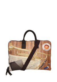 Borsa per laptop con un design stampato di una tromba, spartiti musicali, una tazza di caffè e cancelleria su uno sfondo che ricorda il legno; manici marroni.