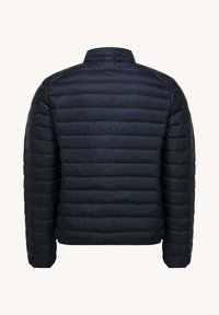 Marineblauwe pufferjack met horizontale gestikte ontwerp, staande kraag en lange mouwen. Glad, glanzend materiaal met elastische manchetten.