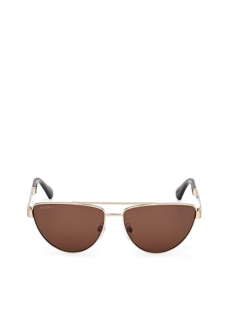 Gafas de sol con lentes marrones y montura de metal plateado, con forma de ojo de gato y acentos negros en las varillas. Diseño minimalista y ligero.