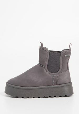 Botte d'hiver grise montant à la cheville avec semelle épaisse à plateforme, panneaux latéraux élastiques, languettes de tirage et petite étiquette de marque sur le côté supérieur.