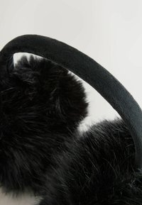 Schwarze Kunstpelz-Ohrenschützer mit einem weichen, samtigen schwarzen Band. Sie verfügen über flauschige, abgerundete Pelzstücke für Wärme und Komfort.