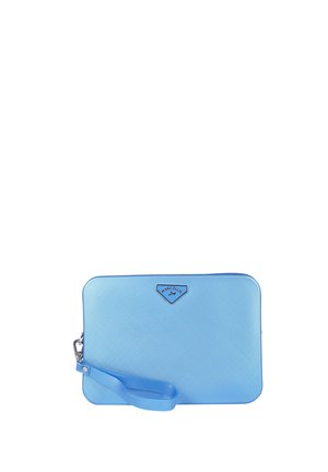 Pochette da polso rettangolare azzurro chiaro con superficie testurizzata e logo triangolare del marchio con la scritta "Marc Ellis" vicino al centro superiore.