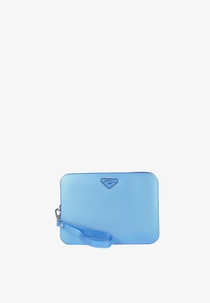 Pochette da polso rettangolare azzurro chiaro con superficie testurizzata e logo triangolare del marchio con la scritta "Marc Ellis" vicino al centro superiore.