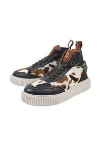 Sneaker alta con punta in pelle nera, pannelli a stampa di mucca, lacci verde oliva e suola in gomma beige con scanalature.
