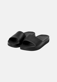 Svarta slidesandaler med en slät, matt gummiyta. Öppen tå-design med två breda remmar och texturerad fotbädd för komfort.