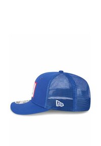 Blaues Snapback-Cap mit einer soliden Frontblende, Netzrückenteilen, gebogenem Schild und gesticktem Logo in Rot und Weiß auf der Vorderseite.