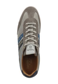 Grå mockasneaker med blå och marinblå ränder. Har en snörningdesign och en vadderad krage. Inredningen har en tan läderfoder.