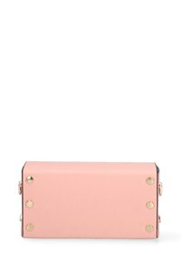 Borsa rettangolare in pelle sintetica rosa con borchie dorate sui lati e una cerniera nera a contrasto. Texture liscia e design minimalista.