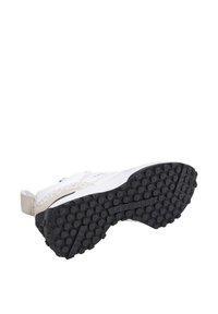 Balta sporta kurpe ar fakturētu augšdaļu, pelēkiem akcentiem un melnu gumijas zolīti ar apaļiem saķeres rakstiem.